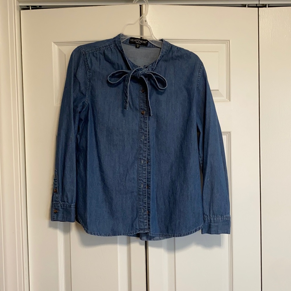 Denim button up shirt w/tie.